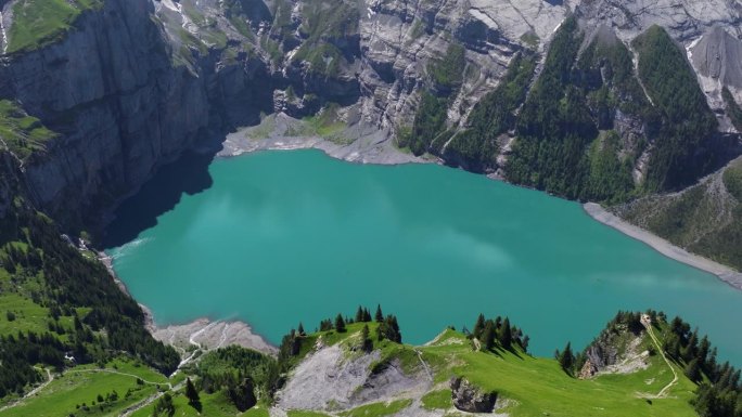 位于瑞士伯尔尼高地的奥斯奇宁湖被瑞士阿尔卑斯山环绕。空中倾斜拍摄