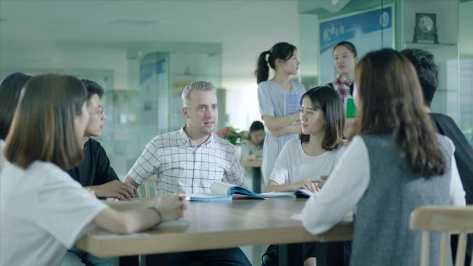 大学外教老师和学生们聊天交流