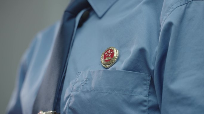 佩戴警徽检察检徽检察官胸前的检徽检察包