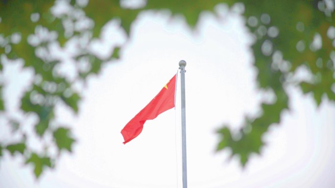 实拍红旗飘扬