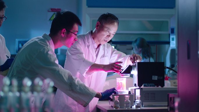 学生做实验学生讨论问题大学实验室学术研究