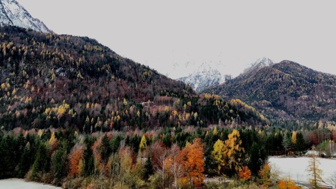 以高山为背景，以高山白雪皑皑的山峰景为旗山