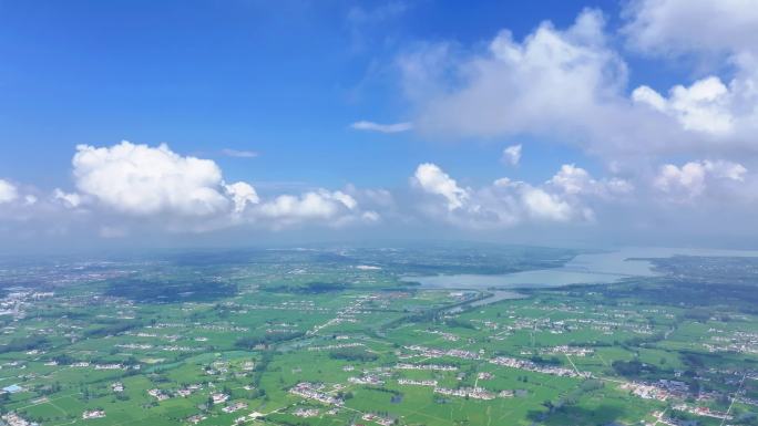 航拍乡镇蓝天白云田野河流建筑空镜能源农业