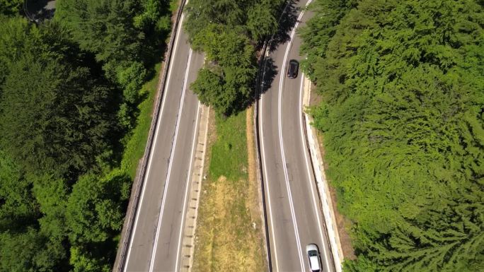 从上面看，山上多风的道路上交通堵塞