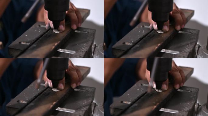 工匠用精密钻床加工金属圆盘