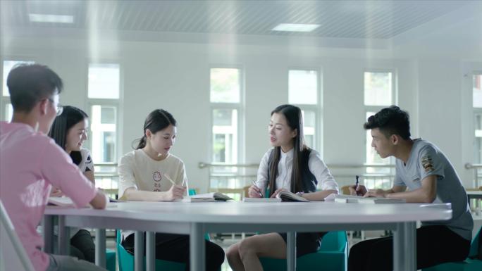 大学老师辅导学生讨论问题