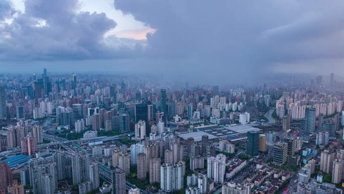 航拍暴风雨前的上海黑云压城乌云密布延时