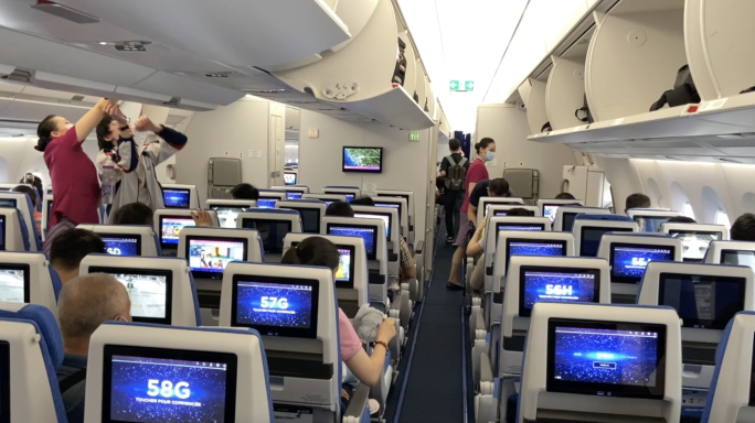 旅客机场登机机舱空乘