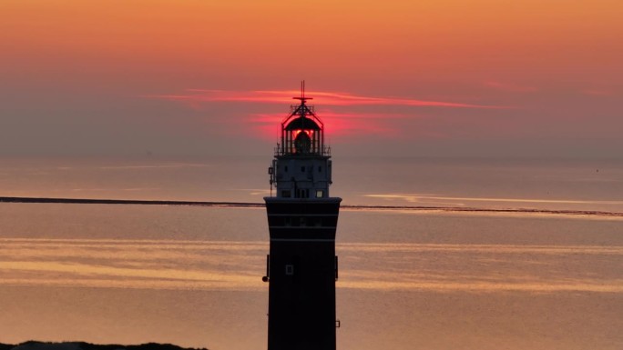 荷兰奥德多普海岸日落时的灯塔鸟瞰图。