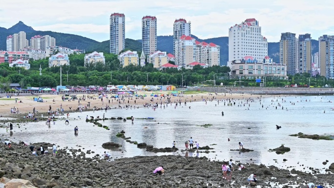 烟台海昌渔人码头海边沙滩赶海游客城市风光