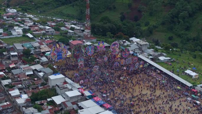 在危地马拉，鸟瞰五彩缤纷的风筝节。
