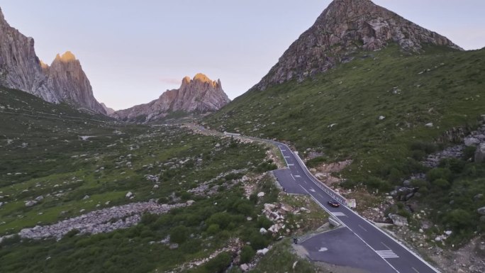 亚洲中国四川阿坝连宝邺泽4K HDR鸟瞰图。石山。