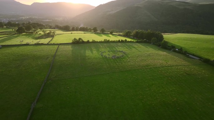 古石圈在黄金时刻与阴影的山丘和山脉。Castlerigg，湖区国家公园，坎布里亚，英国