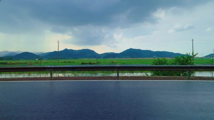 下雨天乡村小道第一人称骑行