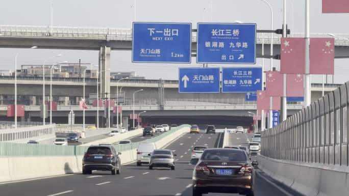 汽车行驶在城市高架桥上第一人称视角实拍