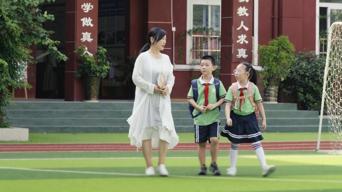 户外操场校园看书学习教师节学生向老师敬礼