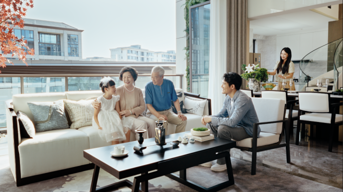 一家人幸福团聚，和睦的家庭