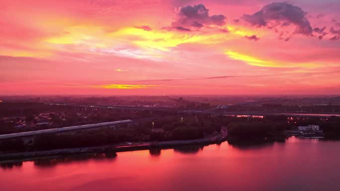 丁香湖绝美夕阳与列车同框