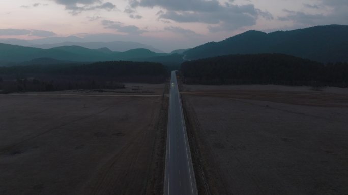 汽车行驶在野外道路空镜航拍