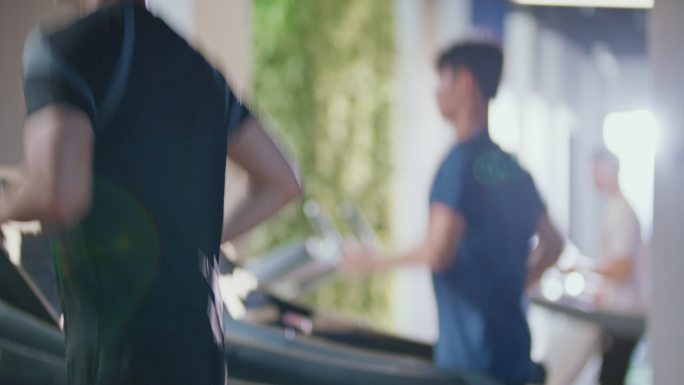 健身房男性锻炼身体