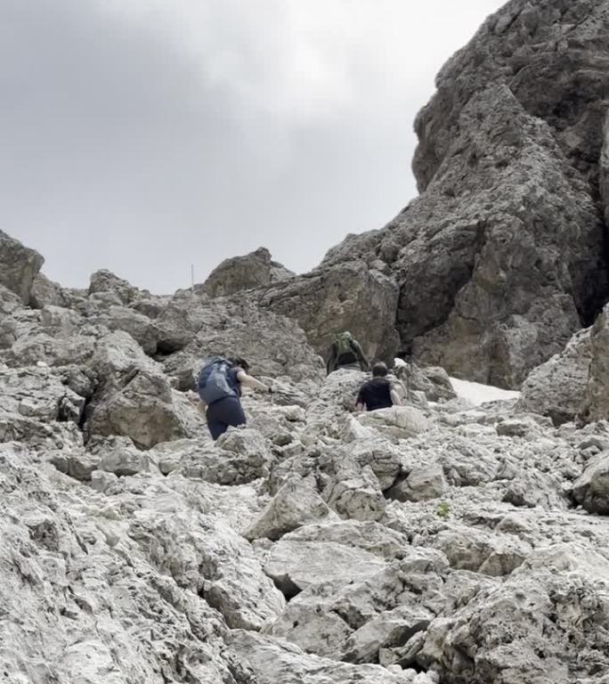 在白云岩徒步旅行