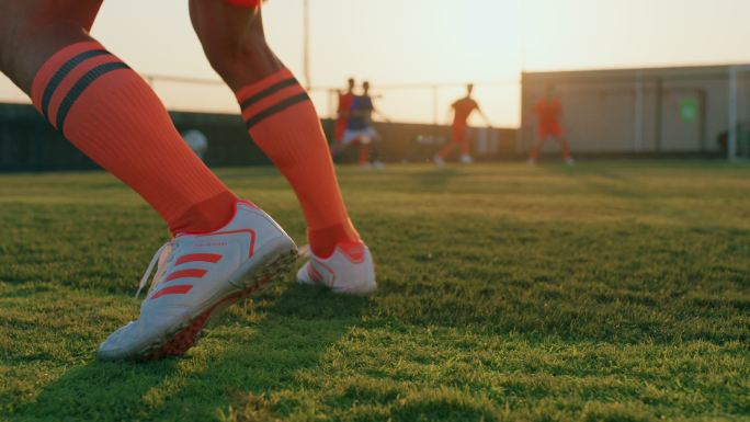夕阳下足球场踢球比赛友谊赛