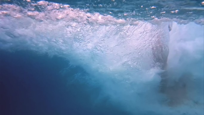 男人跳水游泳潜水大海浪花水花