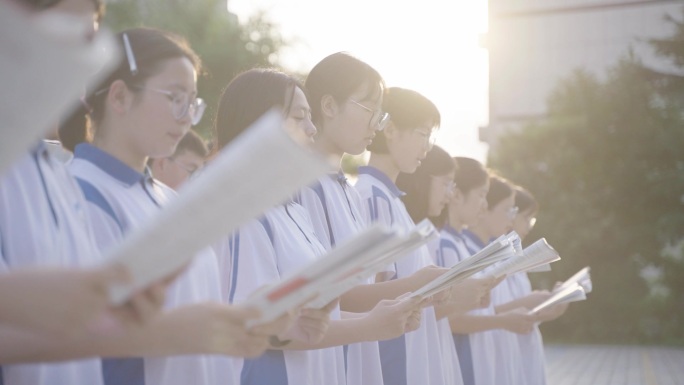 高中生在学校校园内晨读