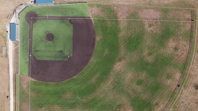 上图为郊区娱乐中心和公园内棒球场