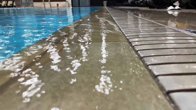 游泳池有热水，蓝色瓷砖地板的大水体