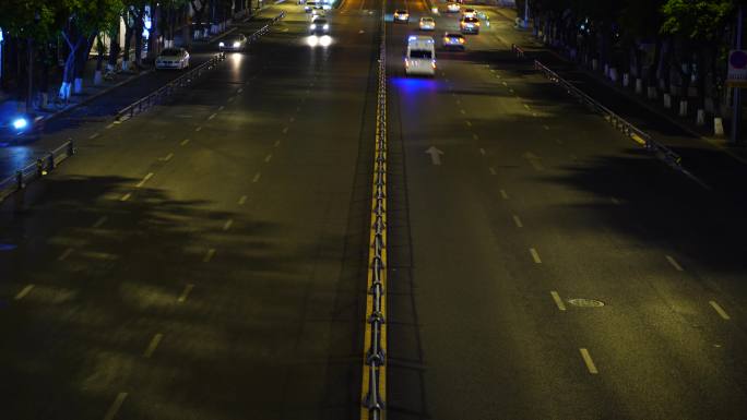 夜晚城市道路车流交通马路车来车往街景夜景