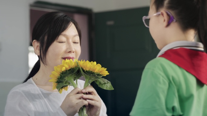 教师节送花老师辅导学生系红领巾敬礼教育