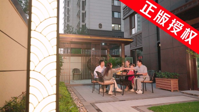 一家五口晚餐  家庭聚会 天伦之乐