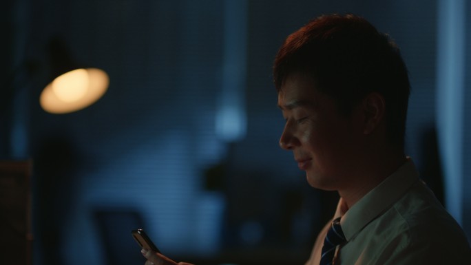 办公室职场男性深夜加班疲劳