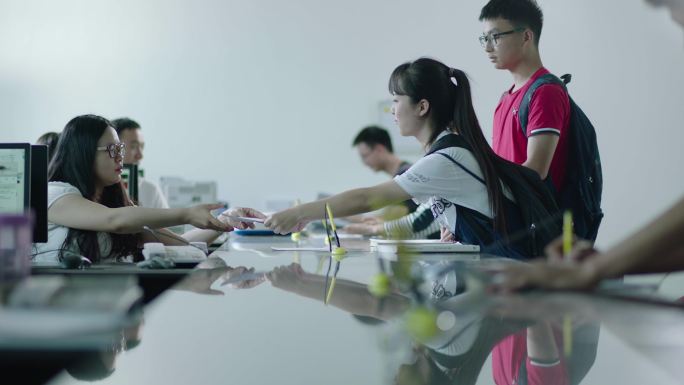 大学生开学去学生服务中心办理校园卡
