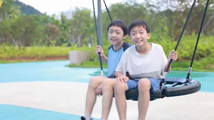 小男孩在荡秋千