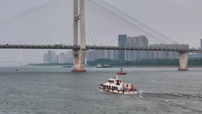 中国渔政巡逻艇航行在长江武汉段航拍