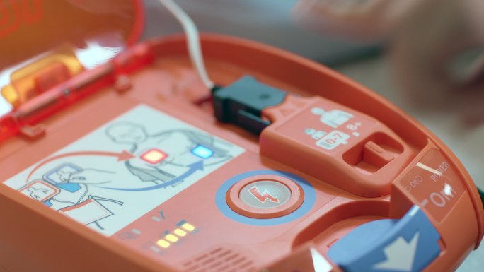 特写心脏复苏急救操作除颤仪