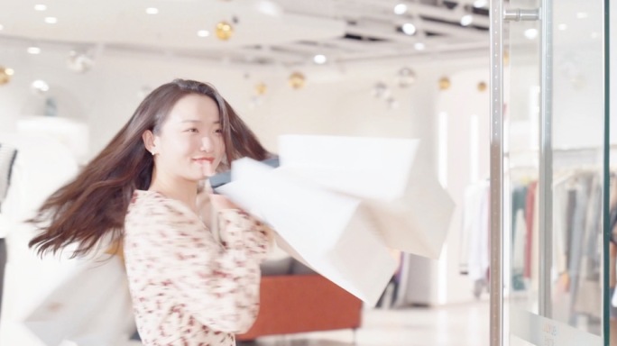 情侣休闲时尚商场购物美女逛街买衣服