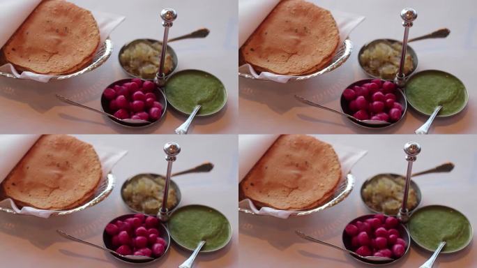 木瓜配红洋葱酸辣酱，薄荷酸辣酱和木瓜酸辣酱