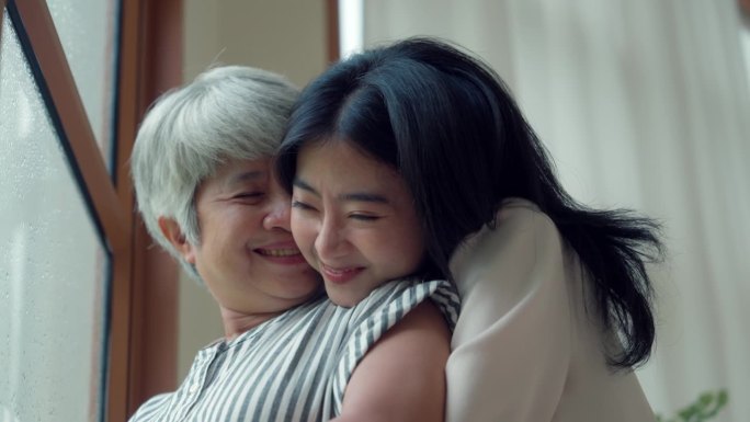 女儿从背后拥抱母亲