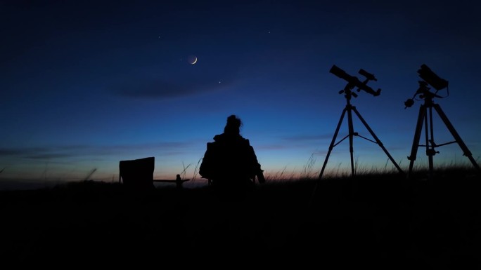 业余天文学家，用望远镜和相机观察夜空，观察行星、恒星、月球和其他天体。