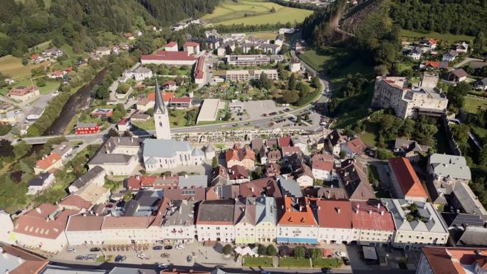 鸟瞰风景秀丽的山城与教堂和城堡