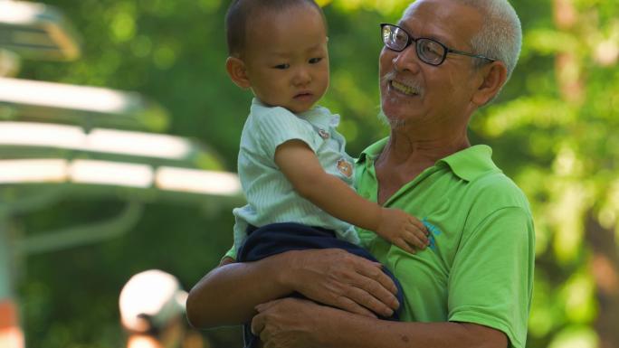 公园晨练老人，老人小孩玩耍，公园指示牌