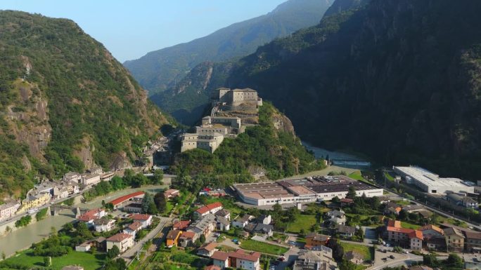 鸟瞰图，位于意大利奥斯塔山谷的巴德堡被群山和村庄包围