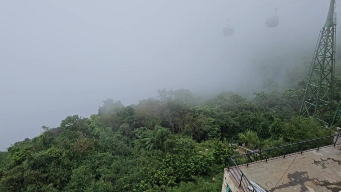 雾天里，越南德宁巴登山的缆车系统。