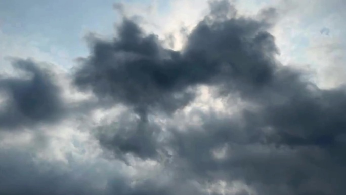 天空乌云消散云延时阳光穿过云层烟消云散