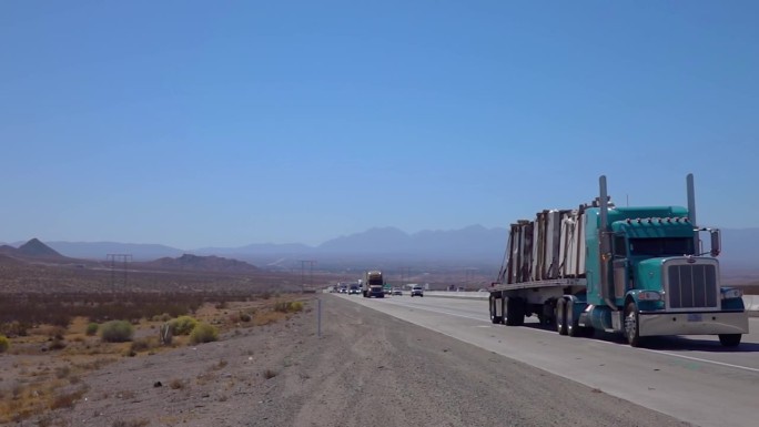 卡车行驶在亚利桑那州的高速公路上，慢动作250帧/秒