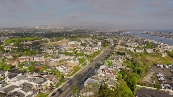 航拍太平洋海岸高速公路穿过纽波特海滩，CA