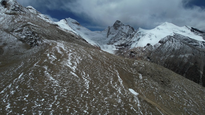 飞向雅拉香布雪山